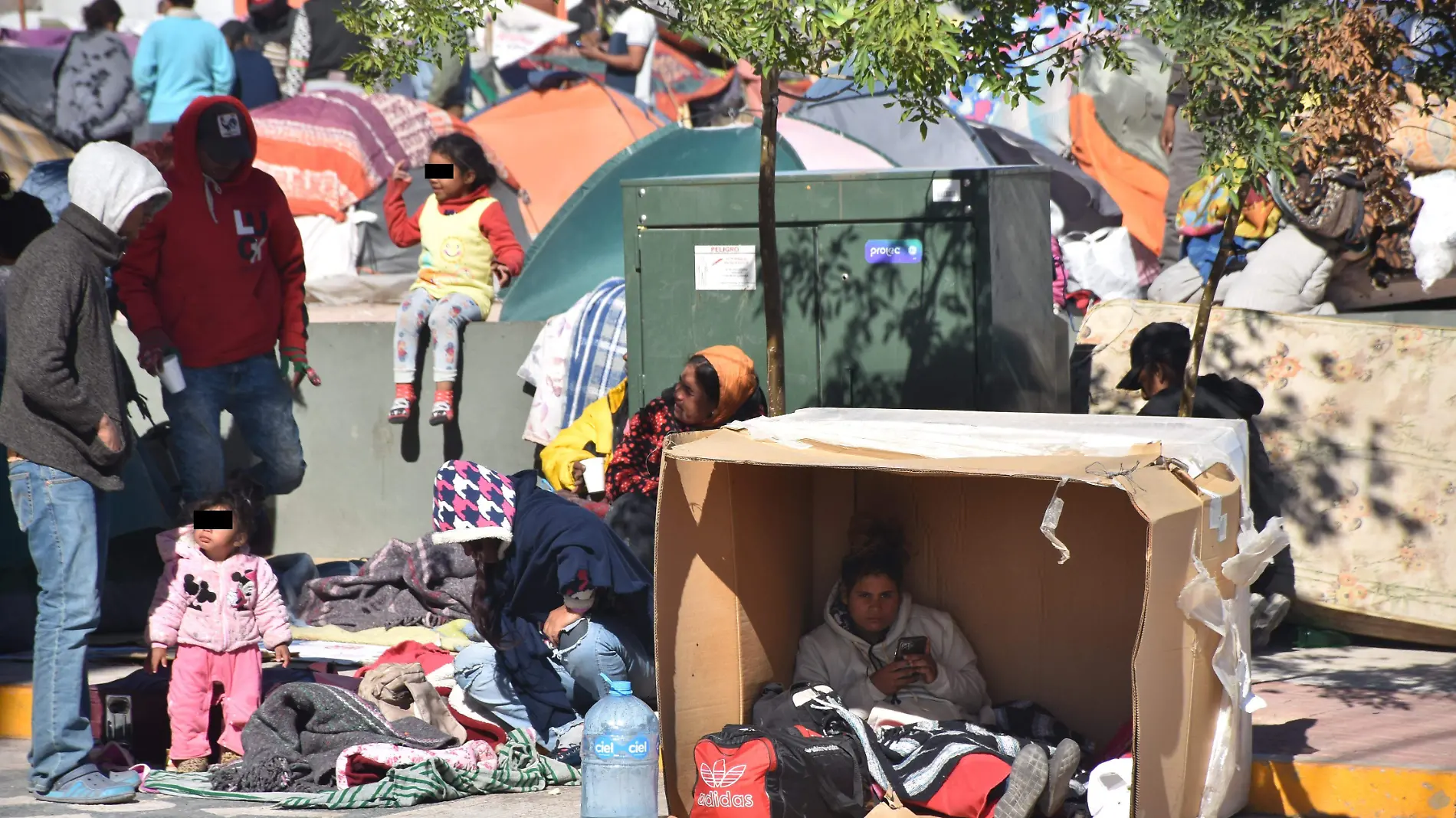 migrantes en juan pablo 2do reciben ayuda  y acuden a caritas x despensas (22)-Ah